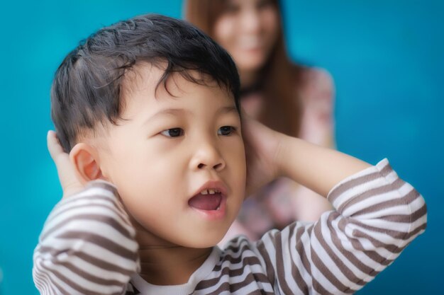 머리 뒤에 손을 고 있는 예쁜 소년