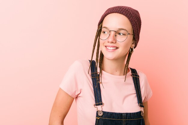 Primo piano di uno studente carino hipster adolescente caucasico indossando occhiali