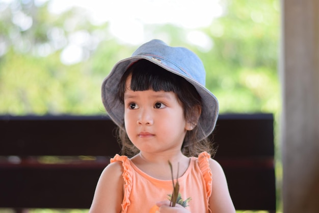 帽子をかぶった可愛い女の子のクローズアップ