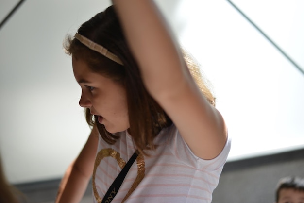 Photo close-up of cute girl looking away