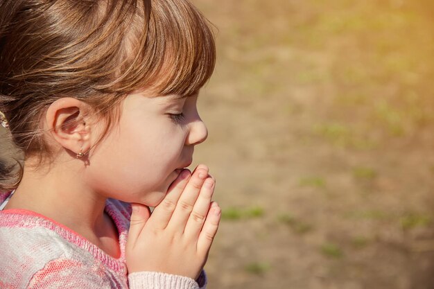 Photo close-up of cute girl looking away