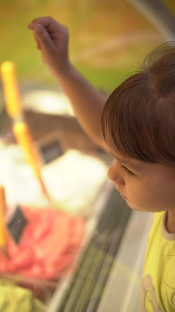 Foto close-up di una ragazza carina che guarda il cibo in negozio