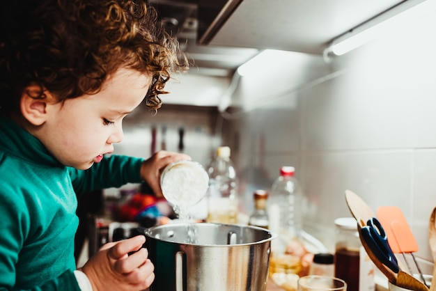 Photo close-up of cute girl making food in kitchen