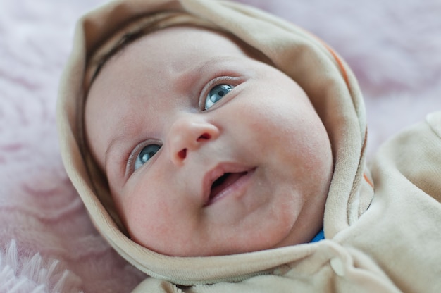 Foto primo piano su carino piccolo neonato