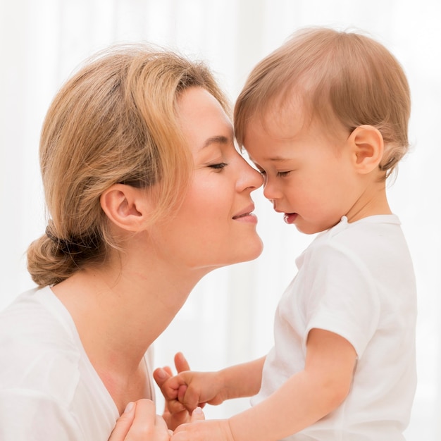 Photo close-up cute mother and baby