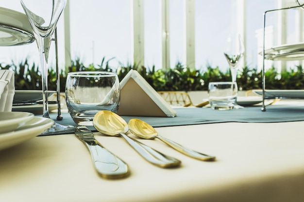 Photo close-up of cutlery on dining table