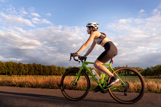 Foto primo piano di una donna ciclista outdors