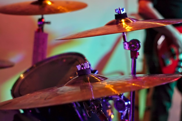 Photo close-up of cymbals and drum