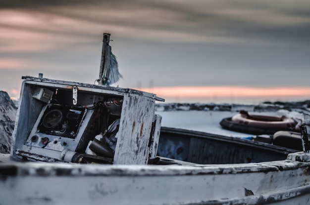 Photo close-up of damaged boat against sky