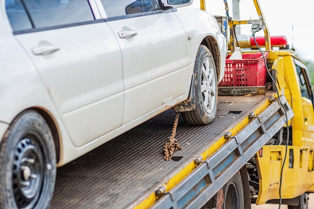 Photo close-up of damaged car towing outdoors