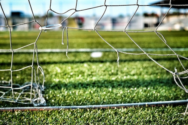 Foto close-up di una porta di calcio danneggiata