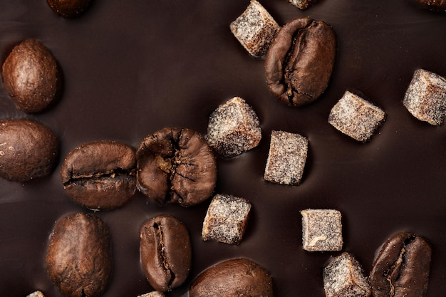 コーヒー豆と砂糖漬けの果物とダークチョコレートバーのクローズアップ