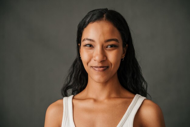 Photo close up dark hair african american female smiling in a studio