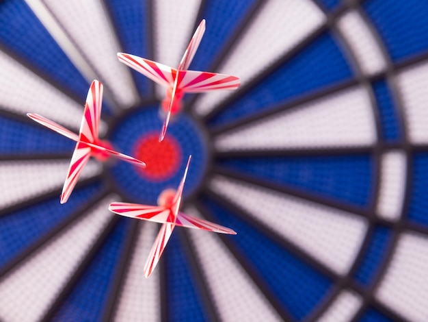 Photo close-up of darts on dartboard