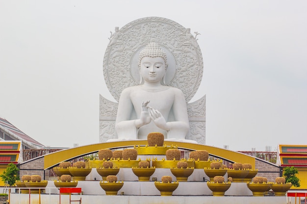 Close-up de boeddha wit zitten geïsoleerd op een witte achtergrond.