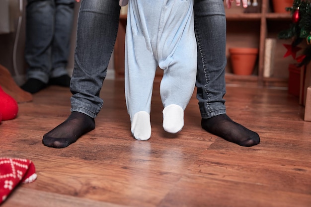 Close up de kleine jongen zet thuis zijn eerste stapjes