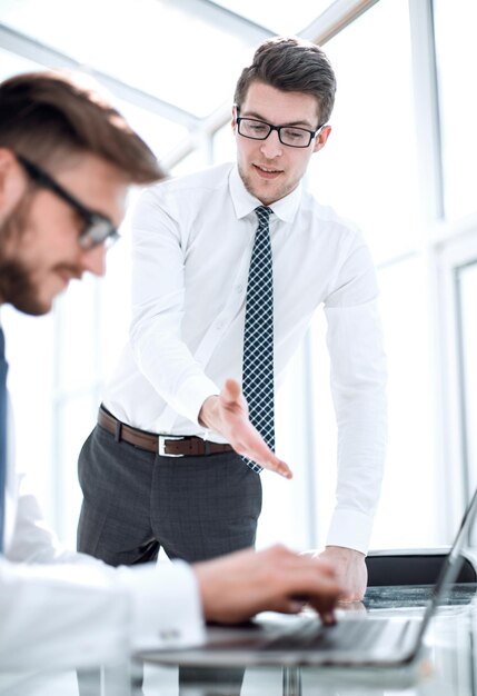 Close-up de medewerker stelt een vraag aan zijn collega