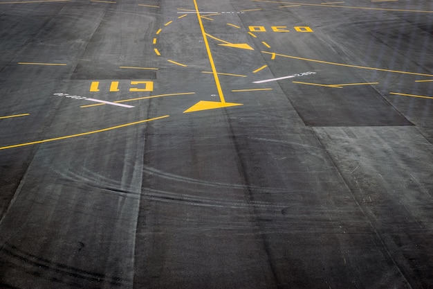 Close-up de oppervlakte van de de textuurachtergrond van de luchthavenbaan.