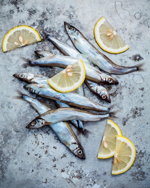 Foto close-up di pesce morto e limone