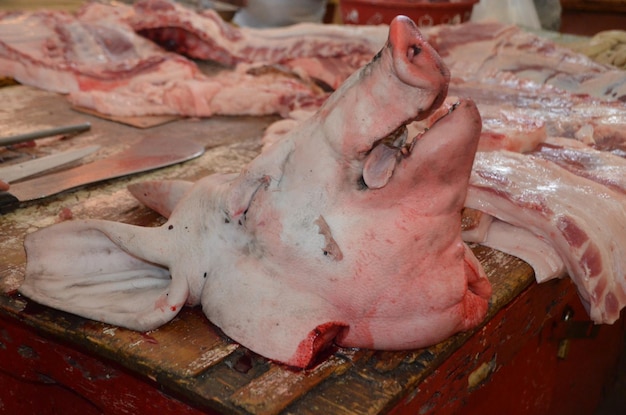 Foto close-up di una testa di maiale morta da vendere nel mercato locale