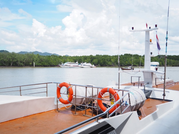タイ南部の桟橋にドッキングしているヨットのデッキを閉じます。