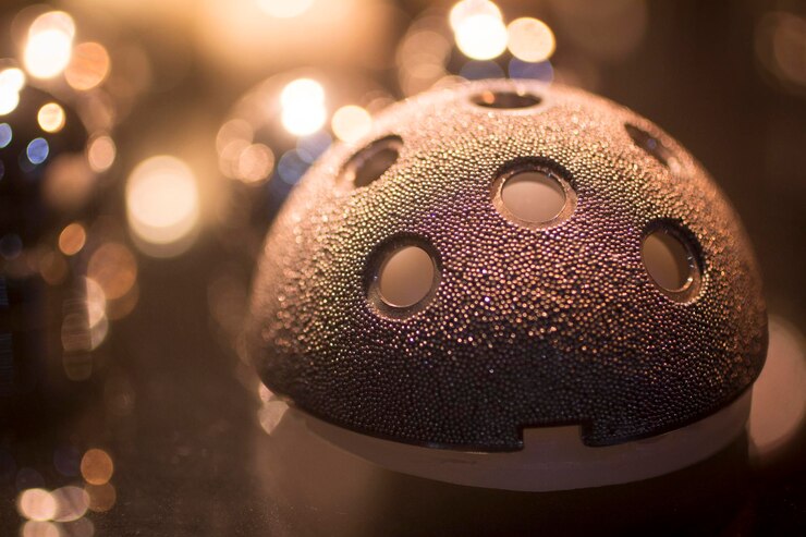 Photo close-up of decoration on table against defocused lights