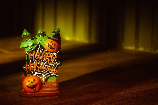 Foto close-up della decorazione con il testo felice di halloween sul tavolo