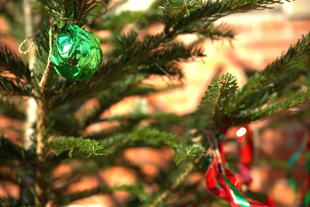 Foto close-up delle decorazioni sull'albero di natale