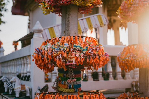 Foto close-up di decorazioni appese nel mercato in vendita