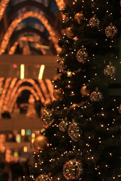 Photo close-up of decorations on illuminated christmas tree