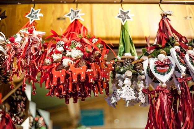 Foto close-up di decorazioni in vendita alla bancarella del mercato