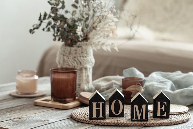 Photo close up decorative word home on blurred background with candles