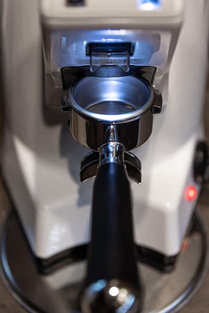 Close-up deel van een koffiezetapparaat een houder voor koffie
