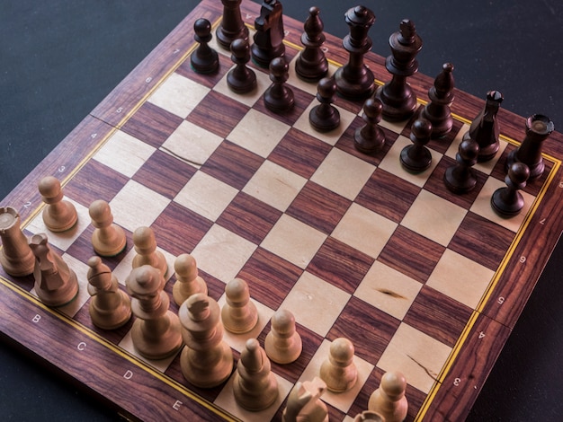 블랙 테이블에 기본 위치 체스 보드 게임을 닫습니다