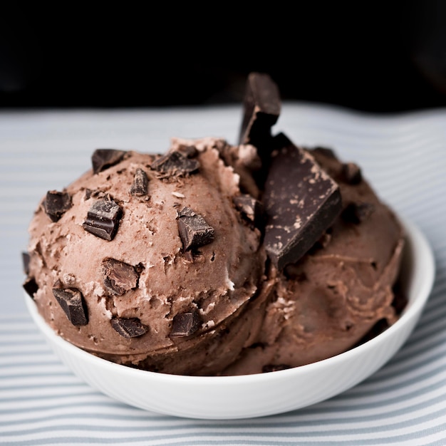 Foto gelato al cioccolato delizioso primo piano
