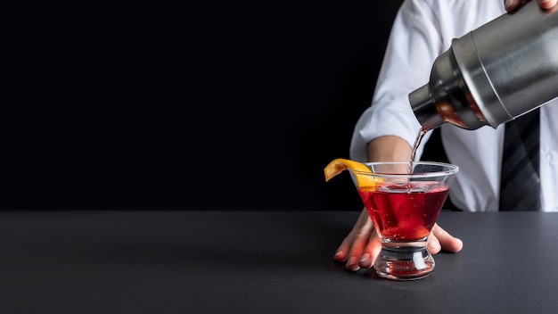 Primo piano delizioso cocktail pronto per essere servito
