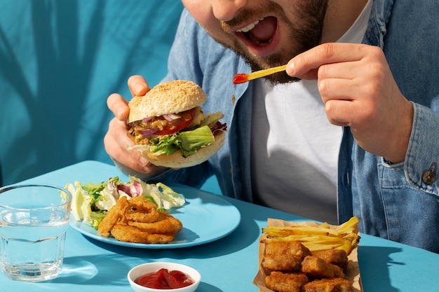 맛있는 패스트 푸드 식사를 닫습니다