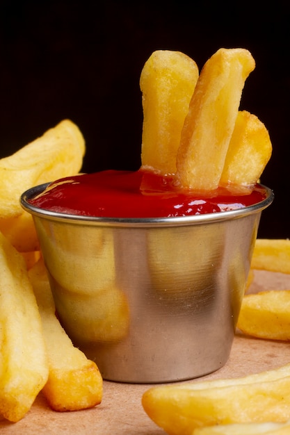 Foto chiudere deliziose patatine fritte e salsa