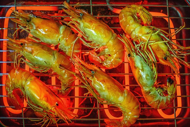 Foto primo piano di deliziosi frutti di mare alla griglia