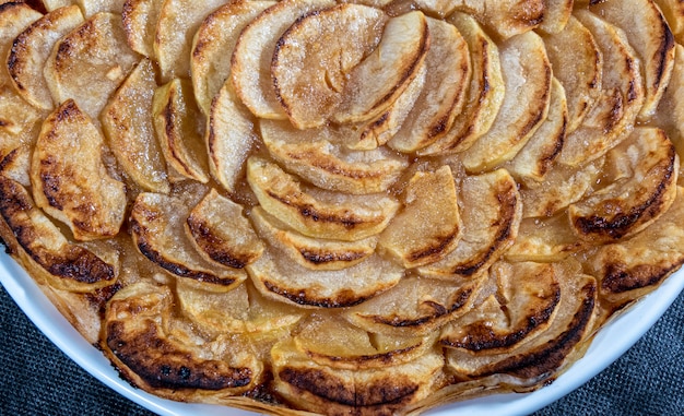 Крупным планом вкусный домашний яблочный пирог