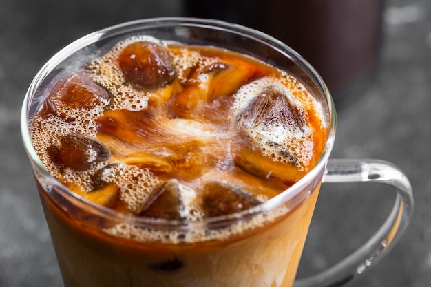 Foto caffè di ghiaccio delizioso del primo piano pronto da servire