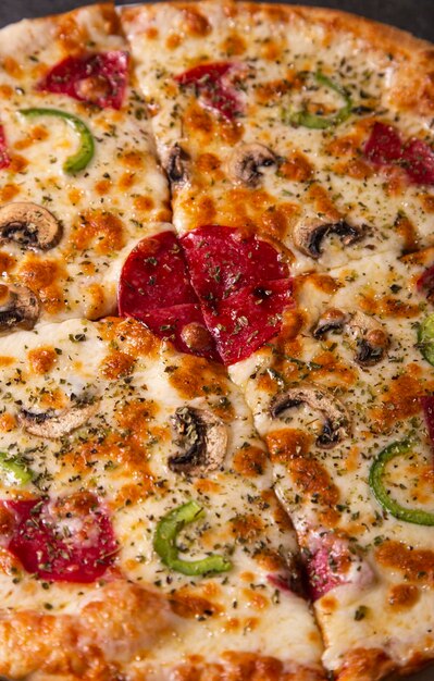 Foto primo piano di una deliziosa pizza ai peperoni