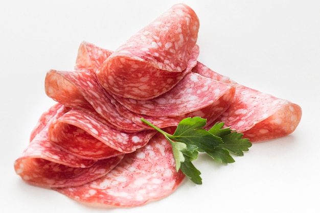 Photo close-up delicious salami with parsley