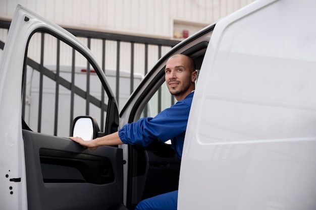 Photo close up delivery man in van