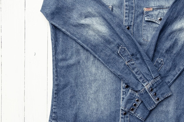Foto close up denim jeans camicie isolate su sfondo bianco