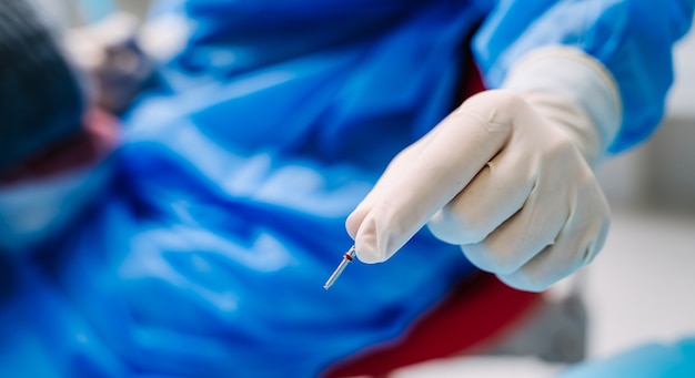 Foto turbina dentale ad alta velocità del primo piano, primo piano dell'attrezzatura di stomatologia.