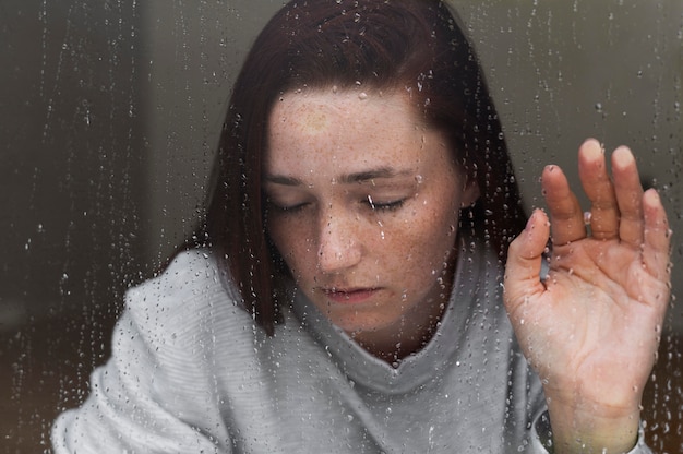 Photo close up depressed woman inside