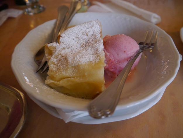 Foto close-up di un dessert in una ciotola sul tavolo