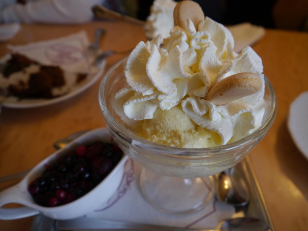 Foto close-up di un dessert in una ciotola sul tavolo