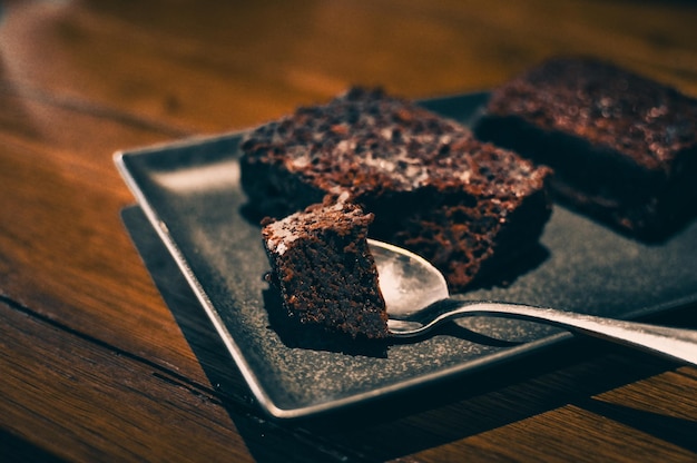 Foto close-up di un brownie da dessert in un piatto sul tavolo